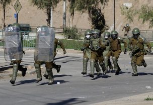 Carabineros: Lanzan cerca de 30 bombas molotov contra comisaría en Puente Alto