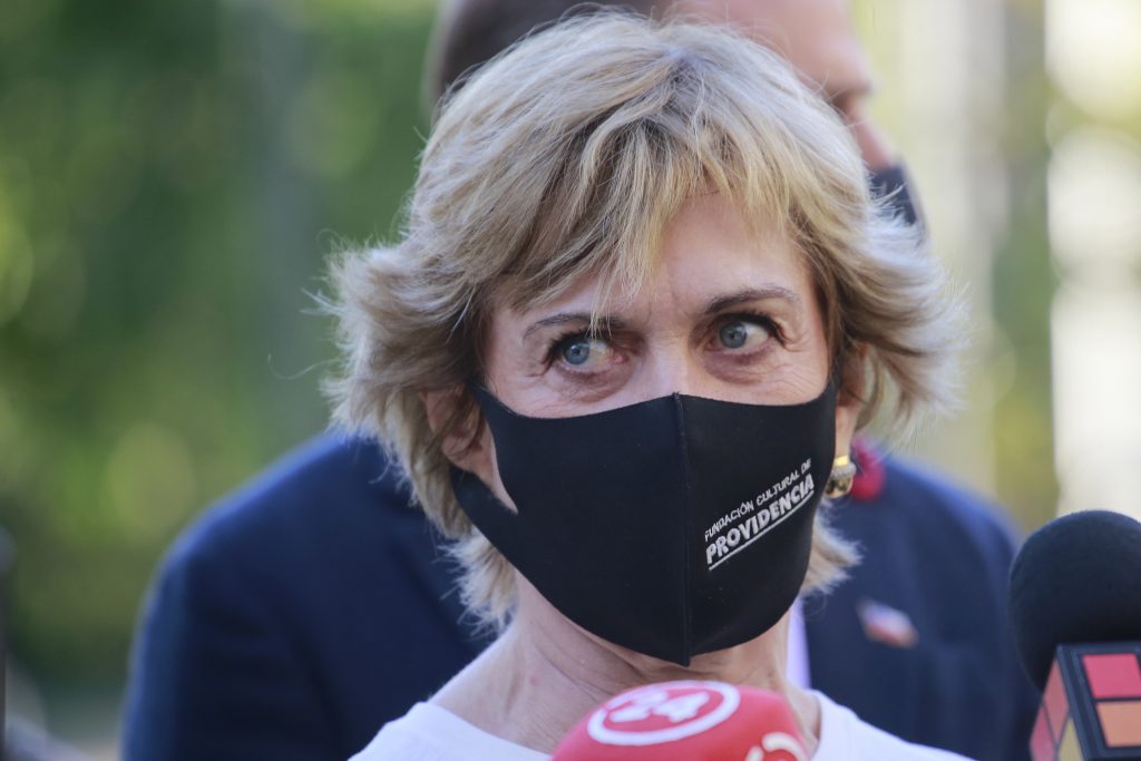 Alcaldesa Matthei por remedio ruso: “Si usted es creyente y cree en el agua de Las Carmelitas, póngaselo”