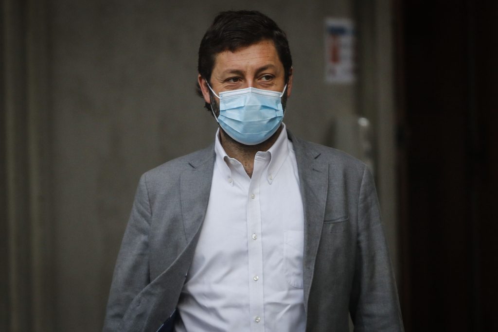 Coloma: “Si un carabinero es atacado con machetes, no puede ser culpable”