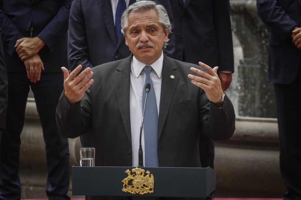 Alberto Fernández califica de “payasada” imputación del exministro de Salud en Argentina