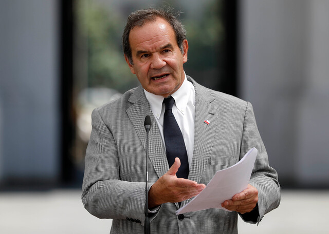 Ministro Allamand y nuevo anuncio de vacunación para extranjeros irregulares: “Quizás se les va incorporar en el calendario de alguna manera”