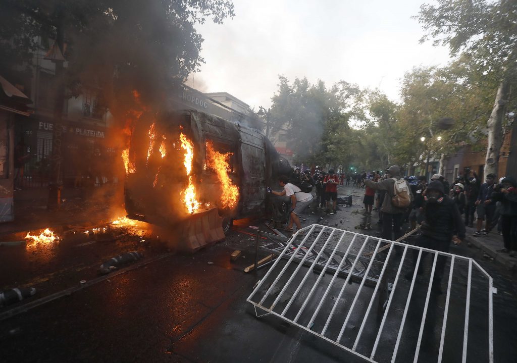 Galli apuntó a diputada Catalina Pérez por quema de furgón policial: “Quienes llaman a quemar todo, deben hacerse responsables”