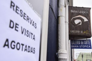 ¡Sin cupos! Gran expectación generaron las pinturas de Mon Laferte en Valparaíso