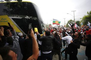 Colo Colo ya llegó al estadio: multitud de hinchas acompañaron el recorrido