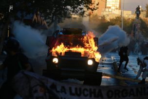 Carabineros confirma persona herida durante protesta en Plaza Italia y culpa a antisociales tirando piedras