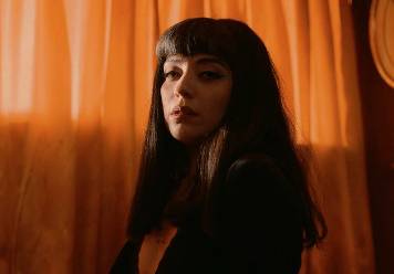 “También quiero una multa por este”: El desafiante mensaje de Mon Laferte tras presentar su segundo mural en Valparaíso