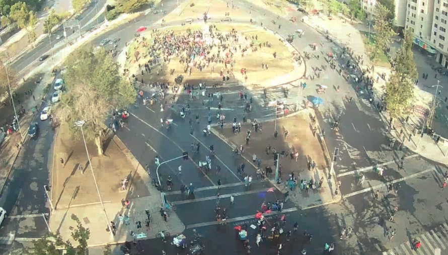 Metro cierra accesos a estación Baquedano tras manifestaciones en el exterior
