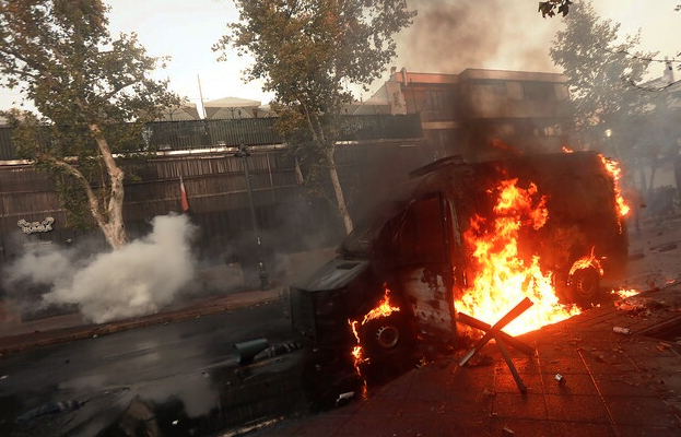 Reportan quema de vehículo de Carabineros en el sector de Bellavista tras disturbios