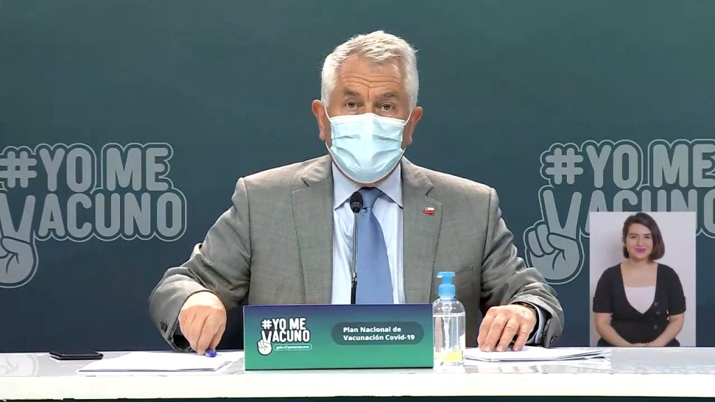 Ministro Paris: “Extranjeros residentes serán vacunados igual que los chilenos”