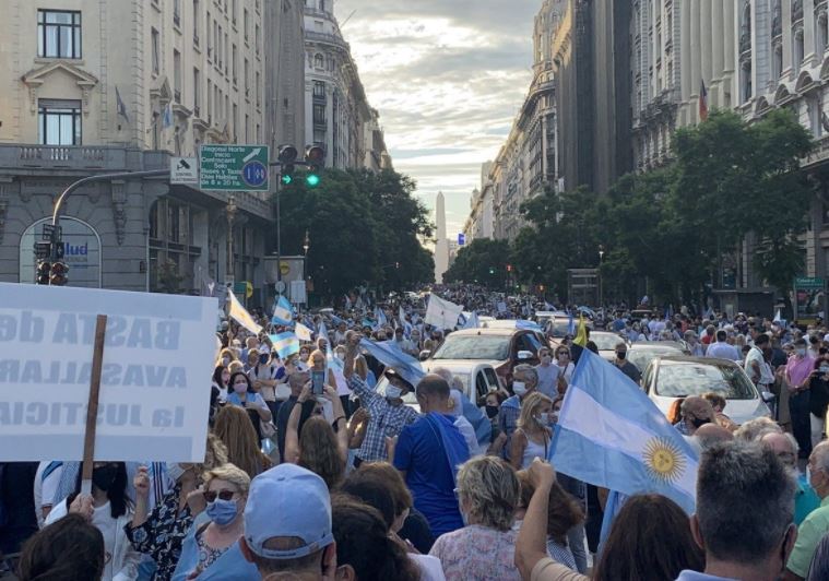 Miles de personas se manifestaron contra el Gobierno de Argentina tras el escándalo de “Vacunación VIP”