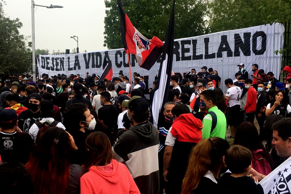 “Ganan o…”: el amenazante lienzo que apareció en “Arengazo” de la barra de Colo Colo