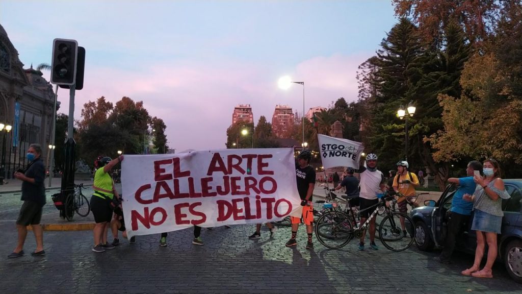 Ciclistas se manifiestan en el sector del metro Bellas Artes