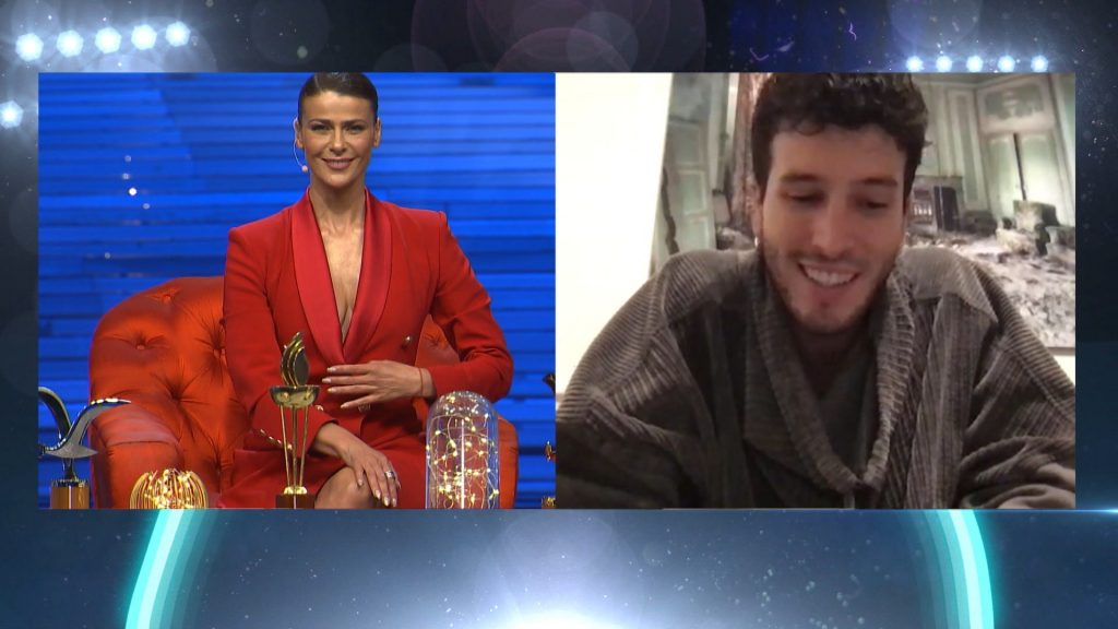 “Yo no pensé que se sacaría la polera”: Sebastián Yatra sorprendió a Tonka Tomicic en plena entrevista