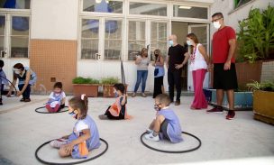 Escolares argentinos vuelven a las aulas tras un año de clases virtuales por la pandemia