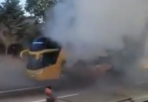 Corte en la Ruta 68: Bus interurbano se incendia a la altura de Casablanca