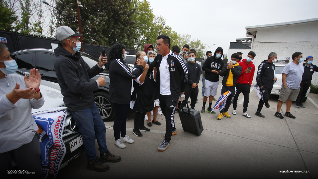 Esteban Paredes tras el arengazo de los hinchas de Colo Colo: “Vamos a dejar la vida en la cancha”