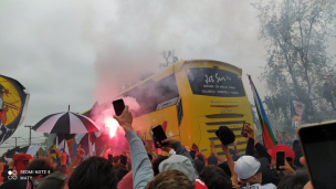 Cientos de hinchas recibieron a Colo Colo en las afueras del hotel en la previa del duelo de permanencia ante U. de Concepción