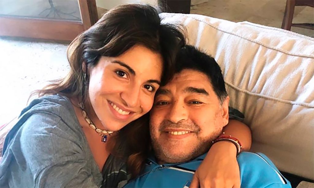 Argentina: aseguran que hija de Diego Maradona se quedó con el anillo “más preciado” del ’10’