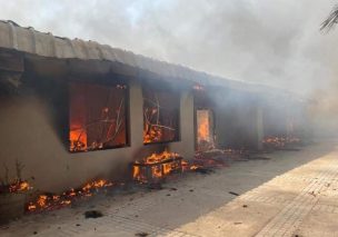 Incendio consume colegio en Lampa la tarde de este domingo