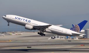 Falla de avión de United Airlines en pleno vuelo: Cayeron trozos desde el aire en Denver