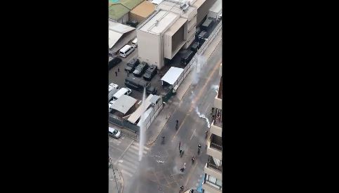 Carabineros utiliza carro lanzaaguas en medio de manifestación de ciclistas en Santiago