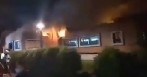 Bomberos arribaron a incendio que afecta a la Municipalidad de Villarrica