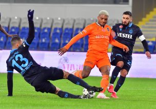 Junior Fernandes e İstanbul Başakşehir FK no levantan cabeza en Turquía