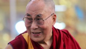 El Dalai Lama hace un llamamiento a la vacunación tras recibir la primera dosis