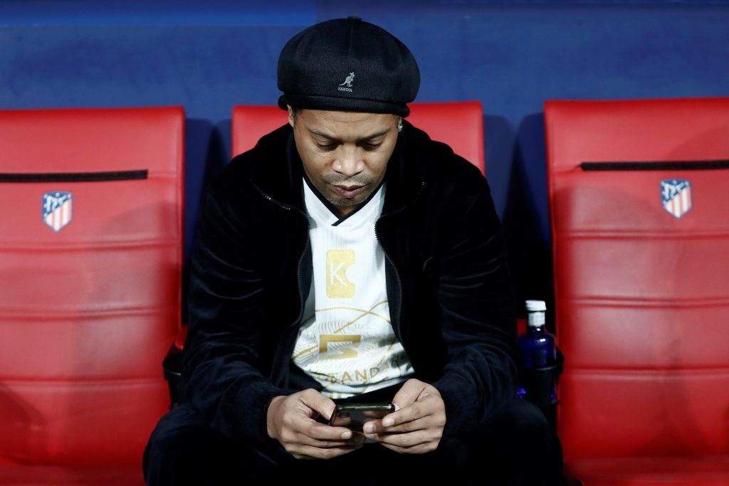 “Comienza a beber por la mañana”: en Brasil afirman que Ronaldinho recayó en los excesos tras la muerte de su madre