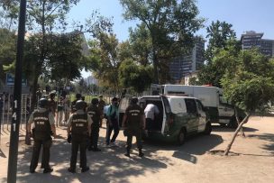 Aglomerados y sin mascarilla: Fiesta callejera en Parque Bustamante terminó con 17 detenidos