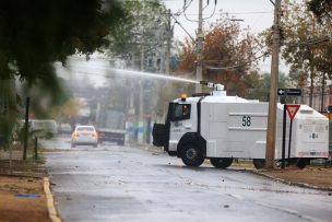 Carro lanza aguas de Carabineros habría apuntado chorro a ventana de vivienda e hirió a un joven