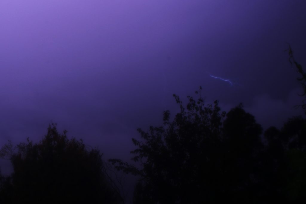 ¿Se adelantó el otoño y el frío? Lluvia y truenos sorprendieron a habitantes de Santiago