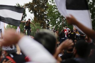 Barristas de Colo Colo protestaron contra Blanco y Negro en el Estadio Monumental