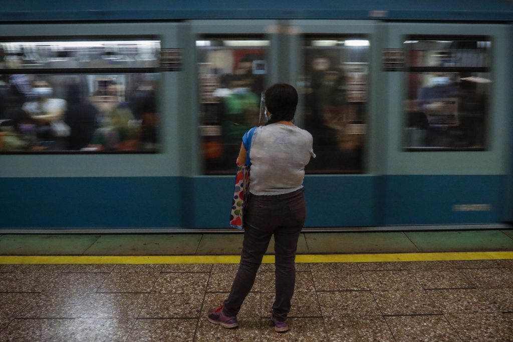 Falla técnica obliga al Metro de Santiago a suspender servicio en Líneas 1, 5 y 6