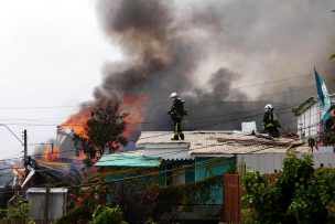 Al menos cinco viviendas fueron afectadas por incendio en el cerro Rocuant en Valparaíso