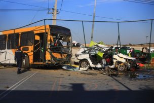 Dos muertos deja accidente entre una van y un bus en Puente Alto