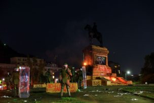 CDE presenta querella por el delito de incendio a estatua del General Baquedano