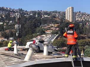 Insólito accidente en Viña del Mar: Automóvil cayó a techo de un colegio