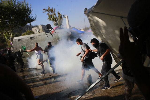Carabineros reportó un total de 84 detenidos: “Mujeres intentaban expulsar a estos sujetos de la conmemoración, y felicitamos esa actitud”