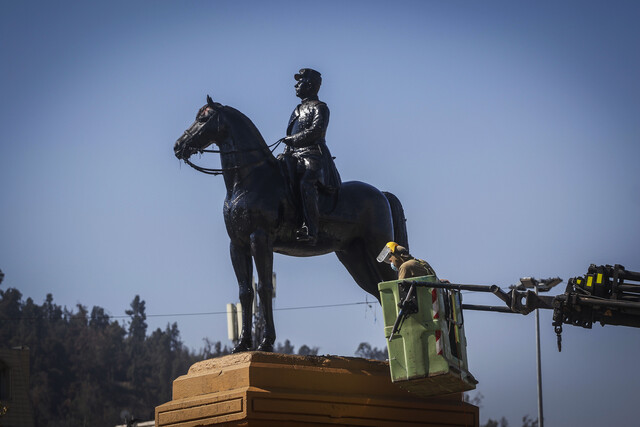 Bancada UDI rechaza el posible traslado de la estatua de Baquedano: “Sería un triunfo de los violentistas”