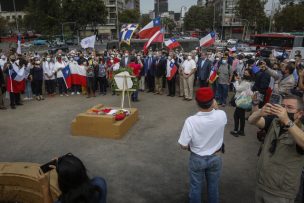 FOTOS | Personas llegaron al monumento de Baquedano para rendirle un homenaje