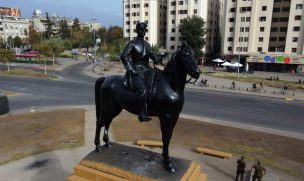 Arresto domiciliario total para imputado por daños a estatua de Baquedano