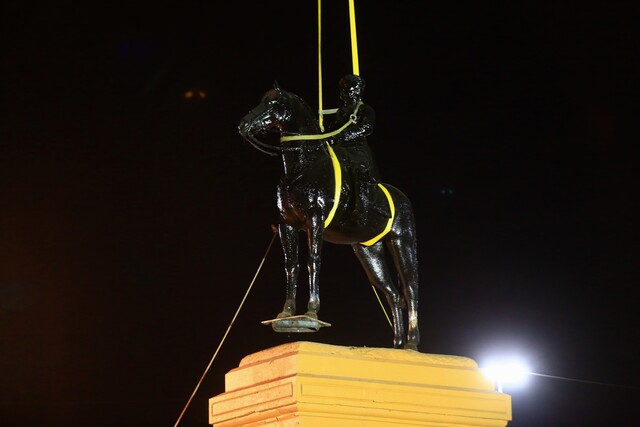 CNM tras retiro de monumento de Baquedano: “Los cortes con sierra en la pata la dejó en un inminente peligro de caída”