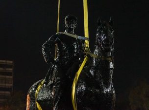 Estatua del General Manuel Baquedano fue retirada de la Plaza homónima: hubo algunos incidentes