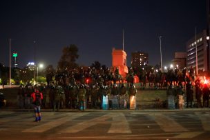 Protestas en Plaza Baquedano dejan 62 detenidos y 13 carabineros lesionados