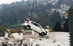 Después de una semana: Retiran auto que quedó sobre techo de gimnasio en Viña del Mar