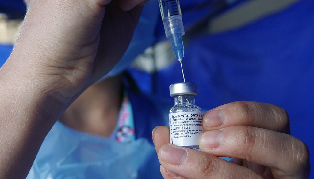 Proceso de vacunación contra el coronavirus: ¿a quiénes les corresponde este viernes 26 de marzo?
