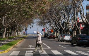 Permiso para salir a caminar: Adultos mayores de más de 75 años pueden salir dos horas en comunas en cuarentena