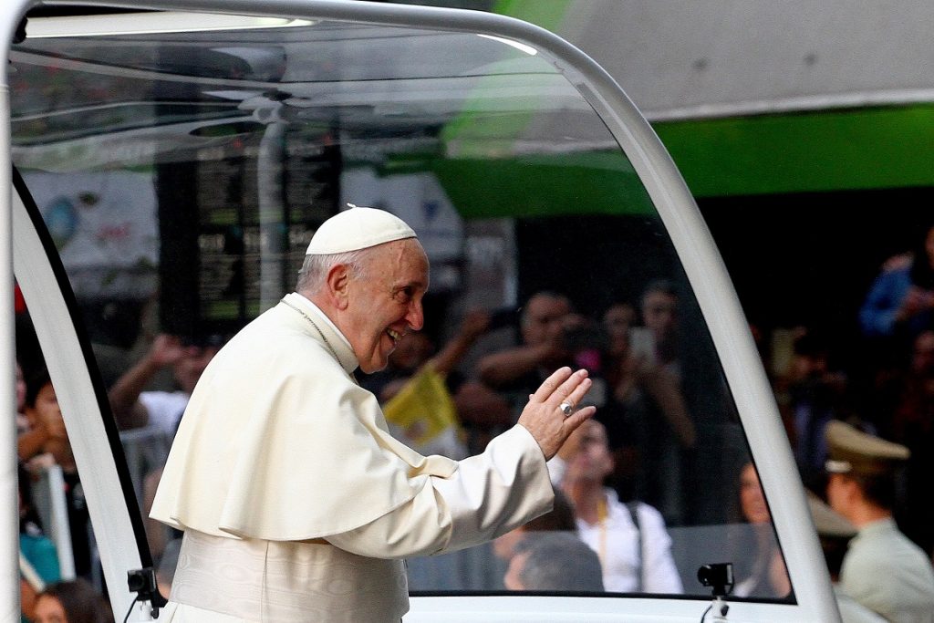 El Papa pide “que nadie tenga que sufrir por falta de pan o por soledad”