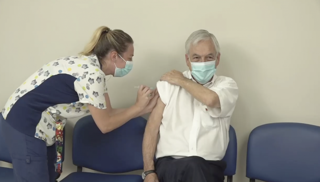Presidente Piñera tras recibir la segunda dosis de la vacuna: “Estamos cerca de empezar a liberarnos de esta pandemia”